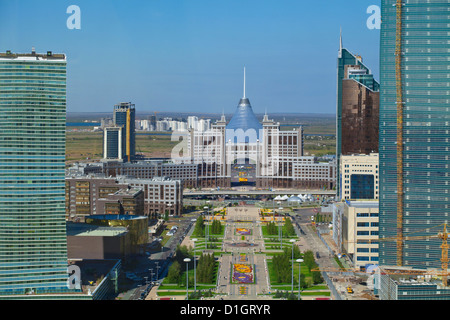Ansicht der Stadt mit Blick auf Khan Shatyr Entertainment-Center, Astana, Kasachstan, Zentralasien, Asien Stockfoto
