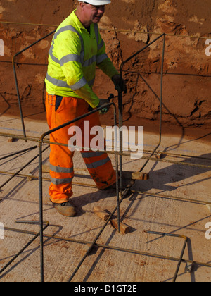 Stahl Fixierer binden Bewehrungsstäbe in eine Stiftung base Brückenbau Aufbau Website hoch-und Tiefbau UK Stockfoto