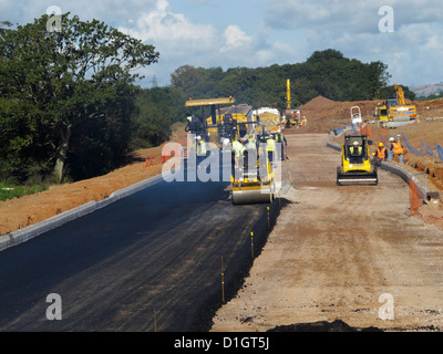 Verlegung von Asphalt Asphalt Asphalt Oberfläche Auftauchen neuer Straße Straßen Bau Bau Website UK Stockfoto