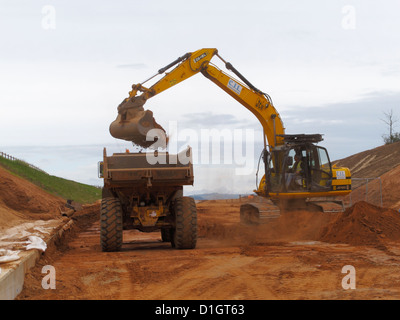 nachverfolgten Baggerlader Bagger laden große Volvo Dump Truck Website Kipper LKW Straßenbau Website uk Stockfoto