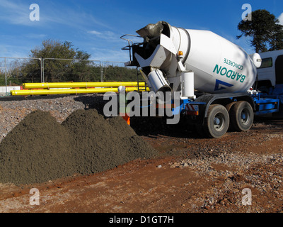 Bardon Fertigmischung gemischte Betonmischer LKW Wagen liefern schlanke Trockenmischung für Kerb Verlegung UK Stockfoto