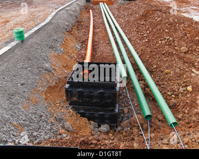 Geformten Kunststoff Inspektion Kammer und Breitband-Kabel-Tv zeichne Dienstleistungen grüne Leitungen mit Deckenmodell Schnüre neue Straße Website UK Stockfoto