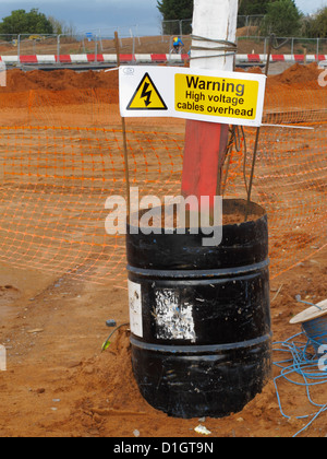 Achtung Hochspannung Kabel Overhead Gefahr Zeichen UK Straßenbaustelle Stockfoto
