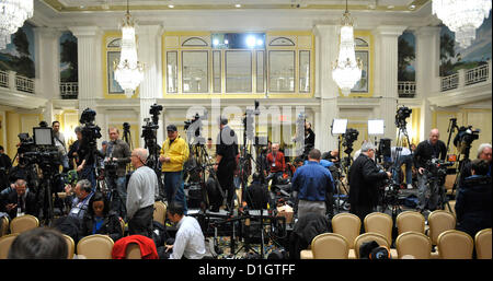 21. Dezember 2012 beginnen - Washington, DC, USA - Vertreter der Medien, einen Ballsaal im Willard Hotel in Washington, DC, im Vorfeld einer geplanten Pressekonferenz der NRB zu füllen. Die Gruppe, die landesweit größte Waffe-Rechte Lobby, das Medienereignis geplant eine Woche nach einem Masse shooting 26 Tote an einer Grundschule in Newtown, Connecticut. (Kredit-Bild: © Jay Mallin/ZUMAPRESS.com) Stockfoto