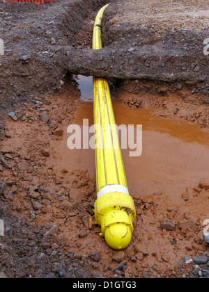 Ende des neu angelegten gelb high-Density Polyethylen Kunststoff Hochdruck-Gasleitung im offenen Graben UK angeschlossen Stockfoto