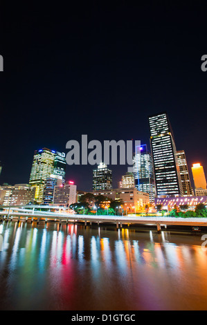 Brisbane Skyline bei Nacht spiegelt sich in Brisbane River, Brisbane, Queensland, Australien, Pazifik Stockfoto