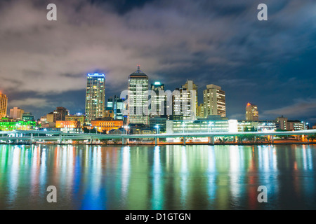 Brisbane Skyline bei Nacht, aufgenommen von South Bank, Queensland, Australien, Australien, Pazifik Stockfoto