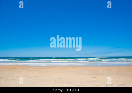 Siebzig fünf Meile Strand mit weißem Sand und blauem Himmel, Fraser Island, Queensland, Australien, Pazifik