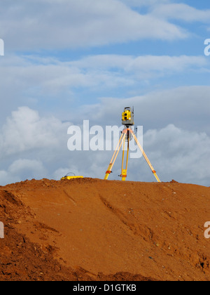 Trimble Totalstation EDM Theodolit, die ohne Assistenz als es automatisch betrieben werden können verfolgt das Ziel Prisma UK Stockfoto