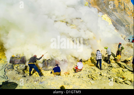 Schwefel-Bergleute arbeiten in den Krater am Kawah Ijen, Java, Indonesien, Südostasien, Asien Stockfoto