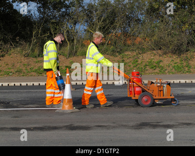 Straßenmarkierung Futter Bande Estrich weiße Linien auf einer Autobahn-UK mit thermoplastischem material Stockfoto