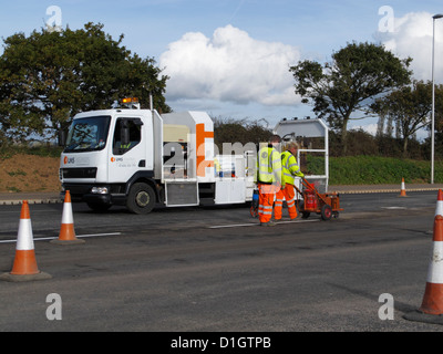 Straßenmarkierung Futter Bande Estrich weiße Linien auf einer Autobahn-UK mit thermoplastischem material Stockfoto