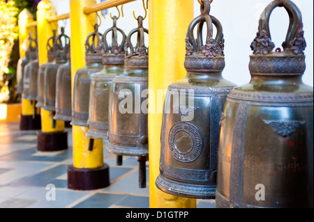 Großen buddhistischen Gebet Glocken im Tempel Wat Doi Suthep, Chiang Mai, Thailand, Südostasien, Asien Stockfoto