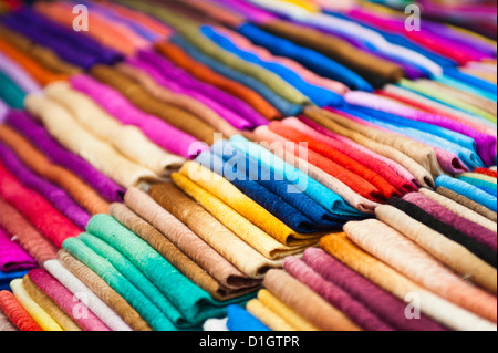 Traditionelle Seidenschals von Nord-Thailand in der Nacht Markt, Chiang Rai, Thailand, Südostasien, Asien Stockfoto