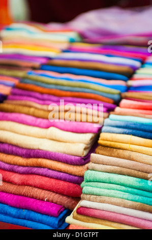 Traditionelle Seidenschals von Nord-Thailand in der Nacht Markt, Chiang Rai, Thailand, Südostasien, Asien Stockfoto