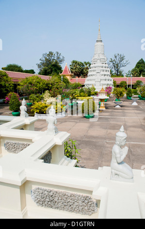 Stupa von König Norodom an der Silber-Pagode (Tempel des Smaragd-Buddha), der Königspalast, Phnom Penh, Kambodscha, Indochina Stockfoto