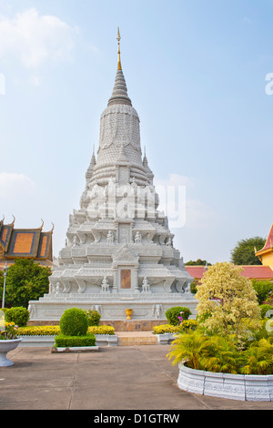 Stupa von König Norodom an der Silber-Pagode (Tempel des Smaragd-Buddha), der Königspalast, Phnom Penh, Kambodscha, Indochina Stockfoto