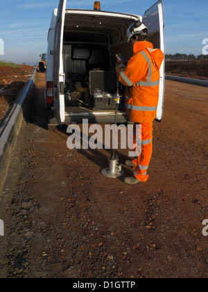 Böden-Laborant tun dynamische Platte trägt Prüfeinrichtung auf Autobahn Bildung ebener Fahrbahn Baustelle UK Stockfoto
