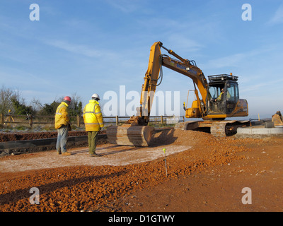 JCB zurück Hacke nachverfolgten Bagger Digger trimmen Nivellierung Graben Sub base Unterbau in Vorbereitung auf die neue Straße Bau uk Stockfoto