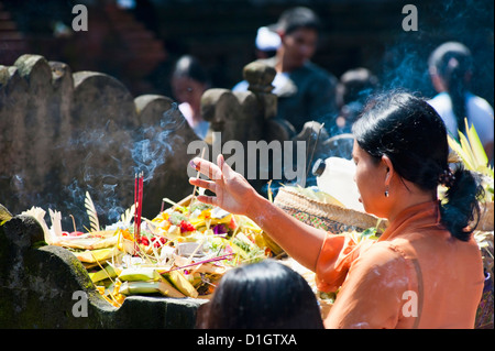 Balinesische Frau beten mit Weihrauch am Hindu-Tempel Pura Tirta Empul, Bali, Indonesien, Südostasien, Asien Stockfoto