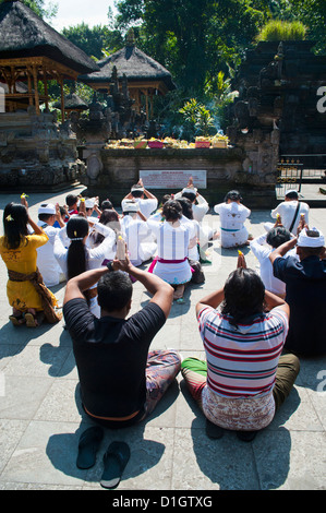 Menschen beten am Hindu-Tempel Pura Tirta Empul, Tampaksiring, Bali, Indonesien, Südostasien, Asien Stockfoto