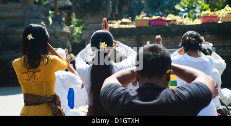 Balinesen beten, Hindu-Tempel Pura Tirta Empul, Tampaksiring, Bali, Indonesien, Südostasien, Asien Stockfoto
