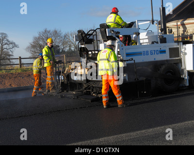 Eine hoch-und Tiefbau Auftragnehmer Autobahn Wartung Bande Verlegung Asphalt Straßenbelag in UK Stockfoto