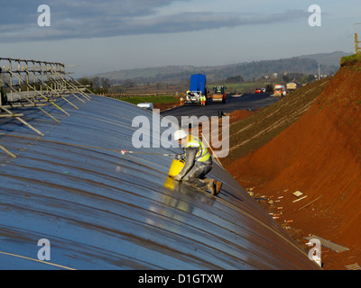 Arbeiter in Sicherheitsgurt Abdichten von Fugen auf einer segmentalen vorgegossenen Einheit geschnitten und BEBO-Bogen-Tunnel-Brücke-UK zu decken. Stockfoto