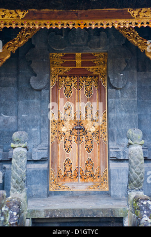 Schöne goldene Tür am Besakih-Tempel (Pura Besakih), Bali, Indonesien, Südostasien, Asien Stockfoto