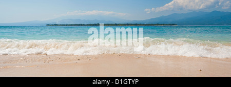 Insel Gili Air, Gili Meno Strand im Vordergrund, Gili-Inseln, Indonesien, Südostasien, Asien Stockfoto