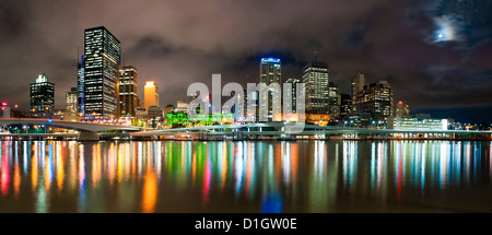 Zentraler Geschäft Bezirk Stadt Skyline bei Nacht entnommen Southbank von Brisbane, Queensland, Australien, Pazifik Stockfoto