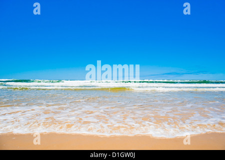 Sand, Meer und Himmel von Seventy Five Mile Beach, Fraser Island, UNESCO-Weltkulturerbe, Queensland, Australien, Pazifik Stockfoto