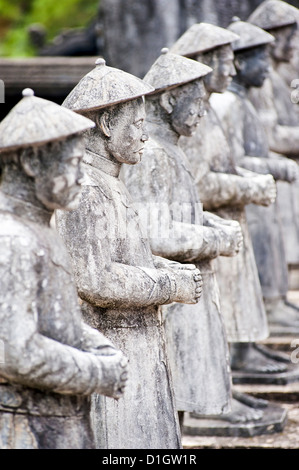 Linie der Steinstatuen auf das Grab von Khai Dinh Hue, Vietnam, Indochina, Südostasien, Asien Stockfoto
