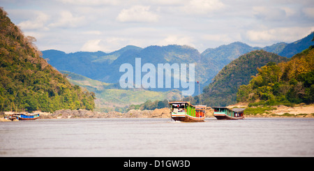 Boote zum dock in Pak Beng, Halbzeit auf dem langsamen Boot aus Thailand, Indochina, Laos, Vientiane, Mekong-Fluss Stockfoto