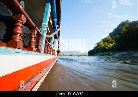 Touristen auf der Seite der langsamen Boot aus Thailand, Vientiane, Laos, Indochina, Südostasien, Asien Stockfoto