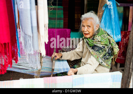 Alte Frau an ihrem Webstuhl Schals weben, Luang Prabang, Laos, Indochina, Südostasien, Asien Stockfoto