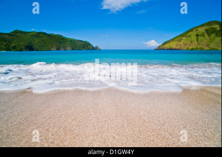 Weißer Sand, blaues Meer und blauer Himmel am Mawun Beach im Süden von Lombok, Indonesien, Südostasien, Asien Stockfoto