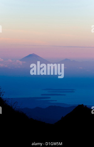 Sonnenuntergang über Mount Agung und Mount Batur auf Bali und den drei Gili-Inseln vom Mount Rinjani, Lombok, Indonesien Stockfoto