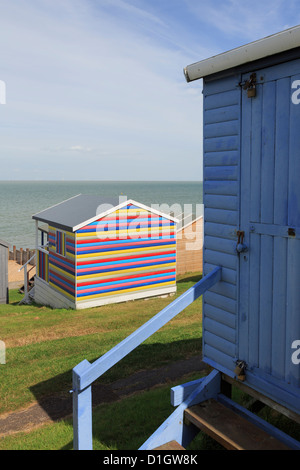 Bunte hölzerne Strandhütten mit Blick auf die Themse-Mündung auf North Kent Küste in Tankerton, Whitstable, Kent, England, UK Stockfoto