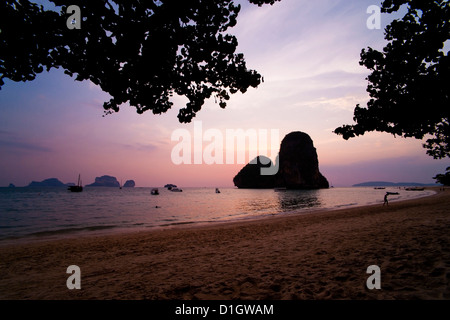 Bunte lila tropischen Sonnenuntergang am Ao Phra Nang Beach, Railay (Rai Leh), Süd-Thailand, Südostasien, Asien Stockfoto