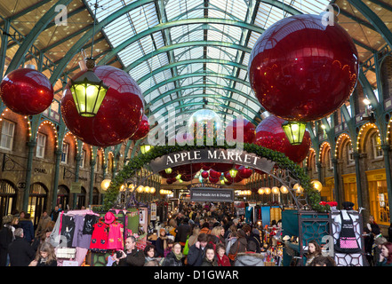 Die Apple-Markthalle in Covent Garden mit Weihnachtsschmuck London UK Stockfoto