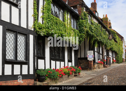 Haunted 15th Jahrhundert Fachwerk Mermaid Inn auf malerischen gepflasterten Straße im historischen Cinque Port Stadt. Mermaid Street, Rye, Sussex, England, Großbritannien Stockfoto