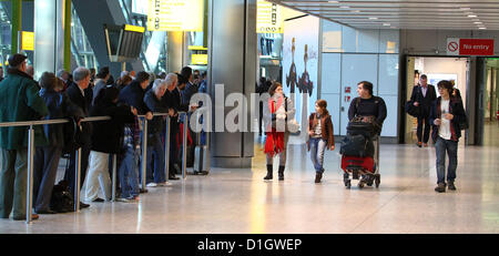 Flughafen London Heathrow Terminal 5 Ankünfte 21. Dezember 2012. Passagiere kommen in London Heathrow rechtzeitig für die Weihnachtspause. Heute wird voraussichtlich der verkehrsreichsten des Jahres für Flughäfen im Vereinigten Königreich. Bildnachweis: Colin Bennett / Alamy Live News Stockfoto