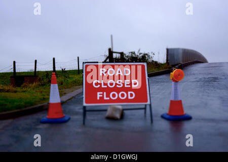 21. Dezember 2012. Beal, North Yorkshire, UK.  Straße Zeichen auf der Brücke bei Beal geschlossen. Aufnahme Lane, der Weg aus dem Dorf für den Verkehr gesperrt wegen Hochwasser. Stockfoto