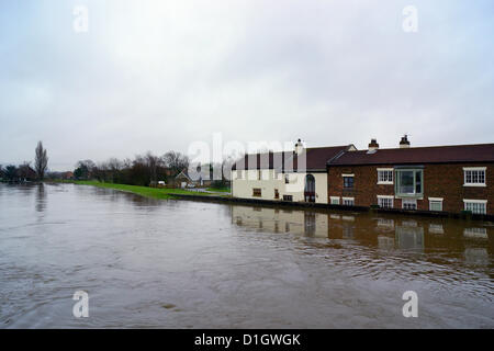 21. Dezember 2012. Beal, North Yorkshire, UK.  Wasser aus dem Fluss Aire in unmittelbarer Nähe der Hochwasserschutzanlagen schützen das Dorf überwältigend. Stockfoto