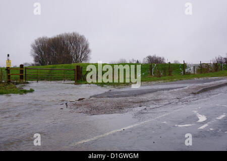 21. Dezember 2012. Beal, North Yorkshire, UK.  Flut Wasserform den Fluss Aire Platzen der Banken verursacht Verschluss für Gemeindestraßen Stockfoto