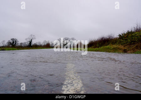 21. Dezember 2012. Beal, North Yorkshire, UK.  Flut Wasserform den Fluss Aire Platzen der Banken verursacht Verschluss für Gemeindestraßen Stockfoto