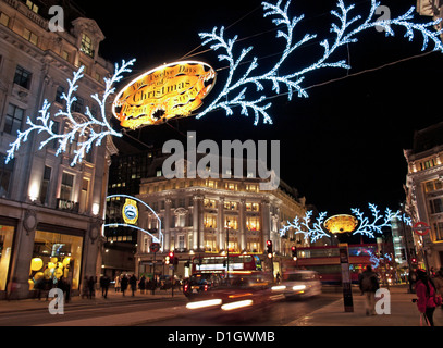 Verkehr in der Regent Street in der Nacht zeigt Weihnachten Dekorationen, City of Westminster, London, England, Vereinigtes Königreich Stockfoto