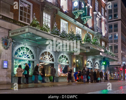 Weihnachten Fortnum & Mason Kaufhaus in der Nacht besetzt mit Weihnachtskäufer Piccadilly London UK 2012 Stockfoto