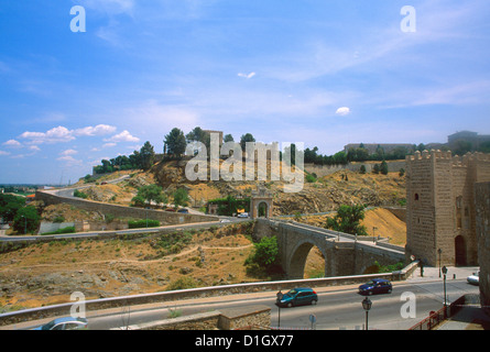 Toledo Spanien römische Brücke & Puente de Alcantara & Burg - Castillo de San Servando Stockfoto